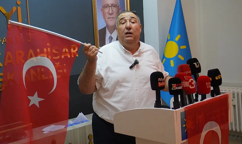 İYİ Parti Toplantısında Dikkat Çeken Hassasiyet: Bayraktan Örtü Olur Mu?