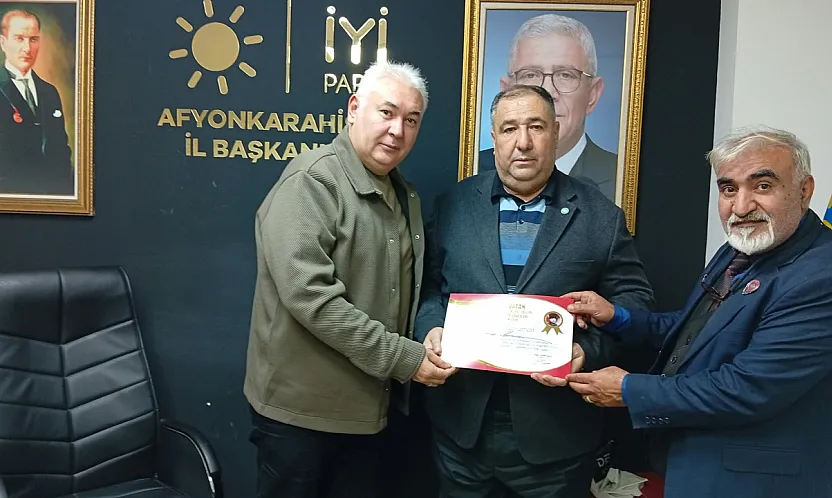 İYİ Partili Mısırlıoğlu'nu Duygulandıran Onur Beratnamesi