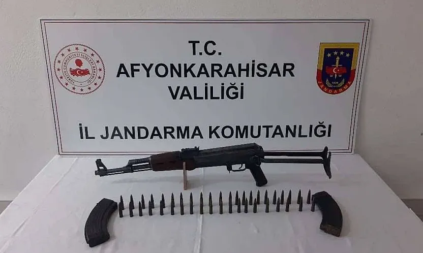 Jandarma Dinar'da Şüpheli Araçta Silah Yakaladı