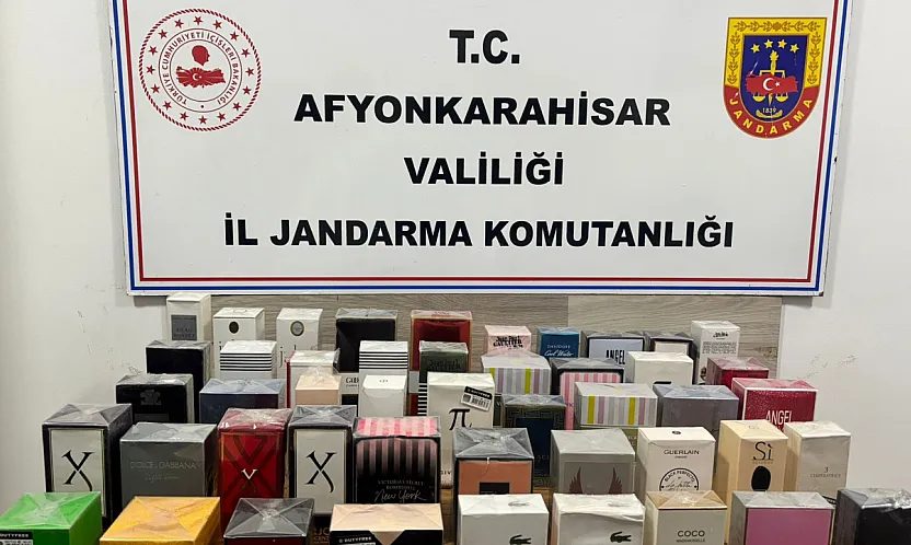 Jandarma Kaçak Erkek Ve Kadın Parfümü Ele Geçirdi