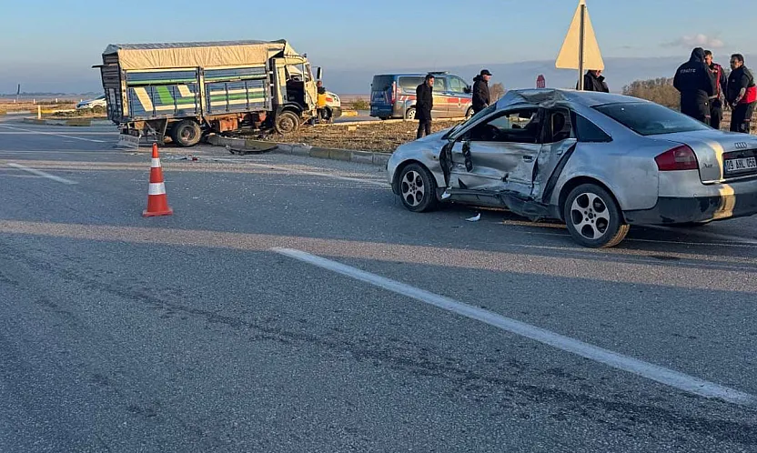Kamyonet İle Otomobil Çarpıştı 6 Kisi Yaralandı