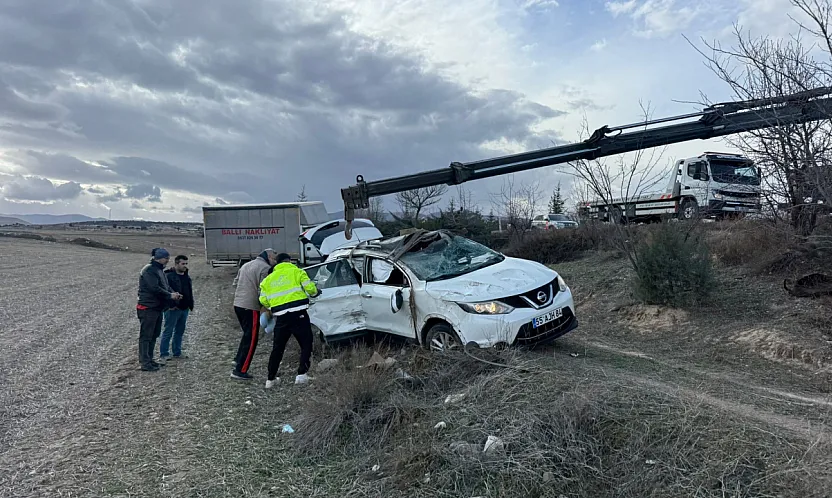 Kamyonet İle Otomobil Çarpıştı, 3 Kişi Yaralandı