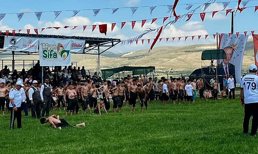 Karaadilli'de 400 Pehlivan Er Meydanı'nda