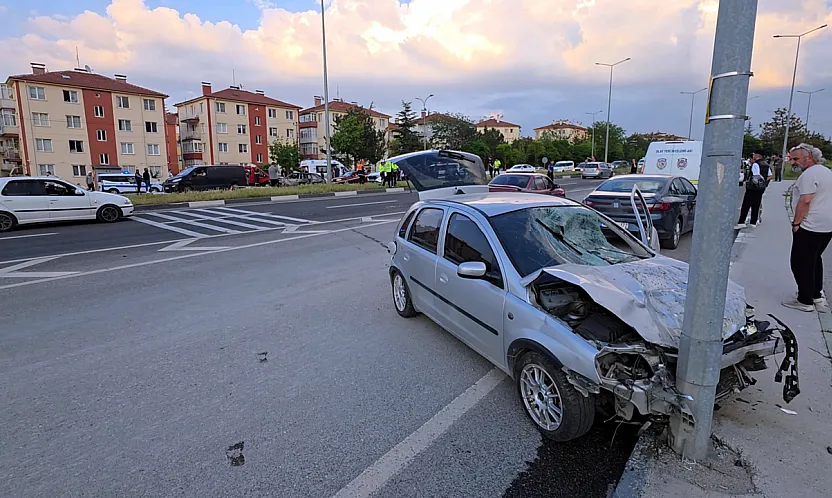 Karşı Şeride Geçip, Birbirlerine Çarptılar: 1 Genç Öldü