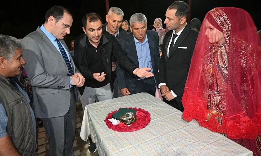 Kaymakam Türker, Piste Çıkıp Yeni Evlenen Çiftin Mutluluğuna Ortak Oldu