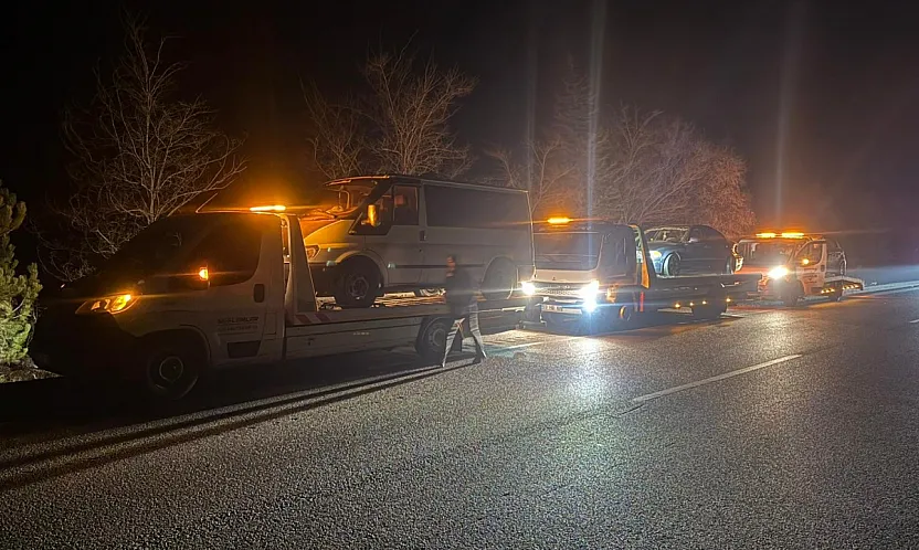 Kaza Sonrası Aracını Kontrol Eden Sürücüye Başka Bir Otomobil Çarptı