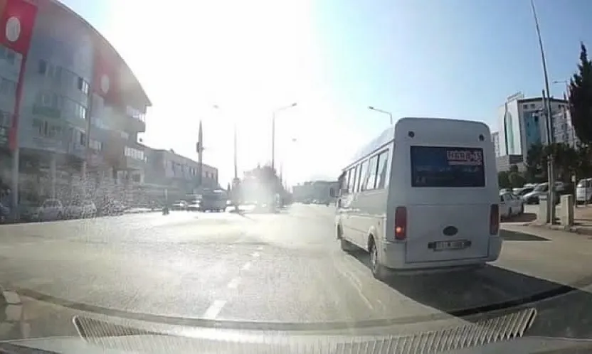 Kırmızı Işığa Aldırmadı, Yolcuların Hayatını Tehlikeye Attı