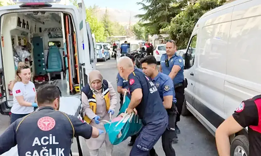 Kızını Öldürdü, Eşini Ve Diğer Kızını Yaraladı