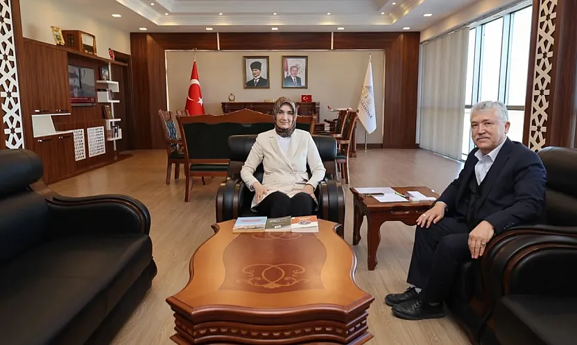 Kocatepe'nin Yazarı, Vali Yiğitbaşı'na Kitaplarını Sundu