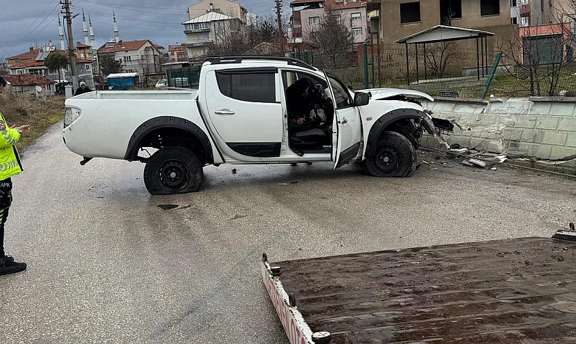 Kontrolden Çıkan Arazi Aracı Evin İstinat Duvarına Çarptı