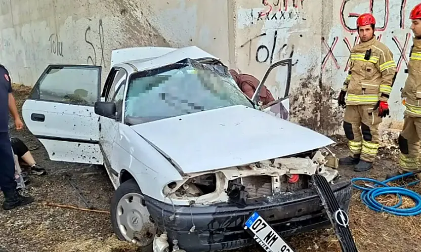 Köprünün Ayağına Çarpan Araçta 3 Kişi Öldü, Kalbi Duran Çocuk Son Anda Hayata Döndürüldü