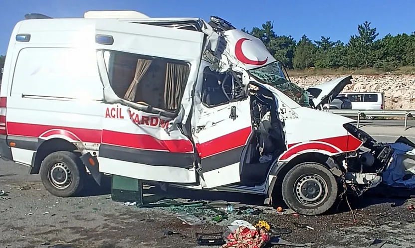 Kütahya-Afyon Yolunda Feci Kaza: 1 Ölü 4 Yaralı
