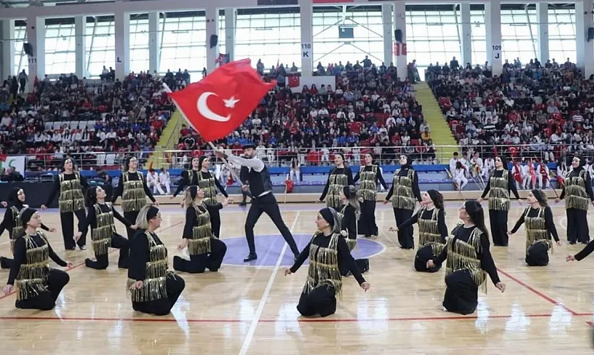 Maarif Halk Dansları Topluluğu 19 Mayıs Törenlerinin Yıldızı Oldu
