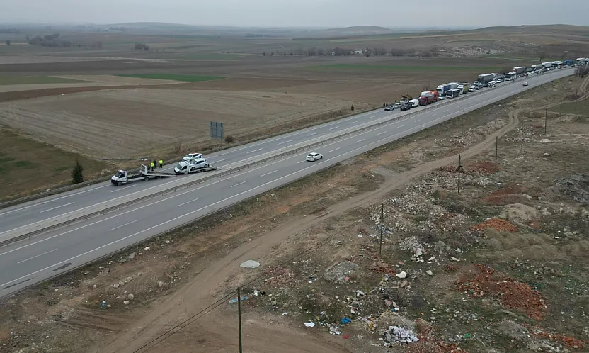 Maddi Hasarlı Kaza Kara Yolunu Tek Yönlü Ulaşıma Kapattı