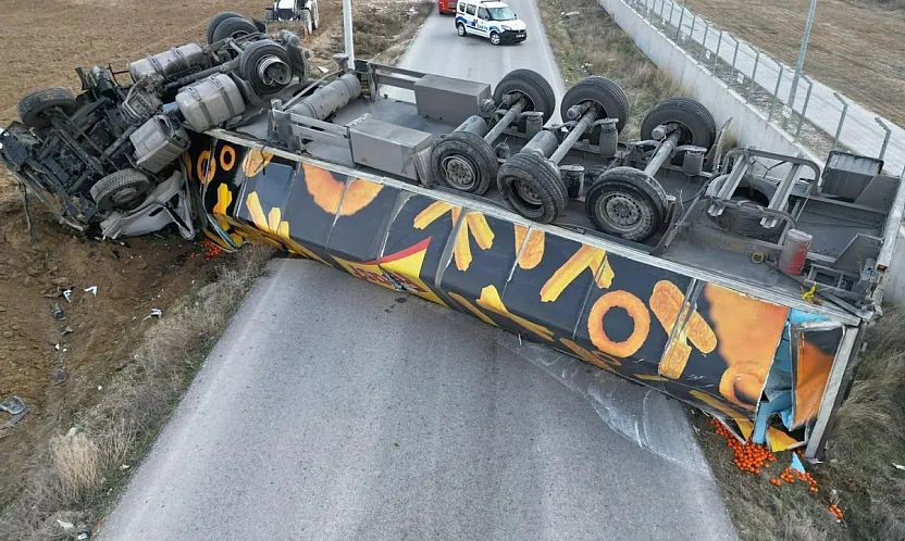 Mandalina Yüklü Tır Yolu Kapattı