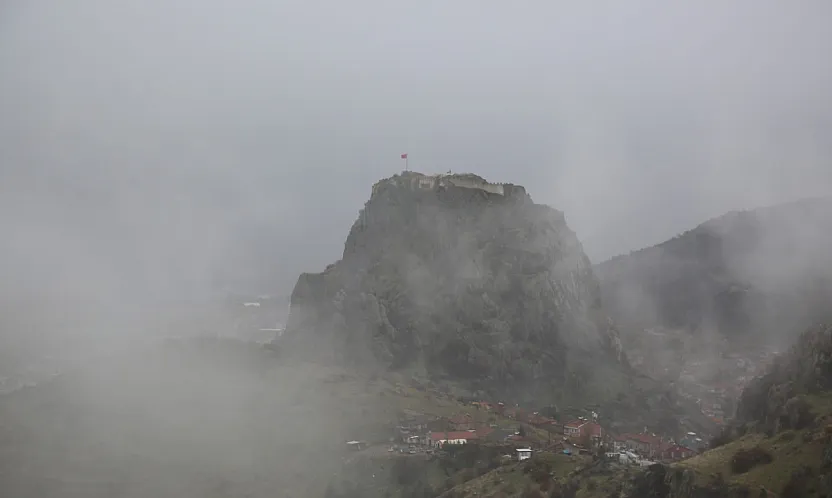 Masal diyarlarından çıkmış gibi… Sisler içinde Karahisar Kalesi