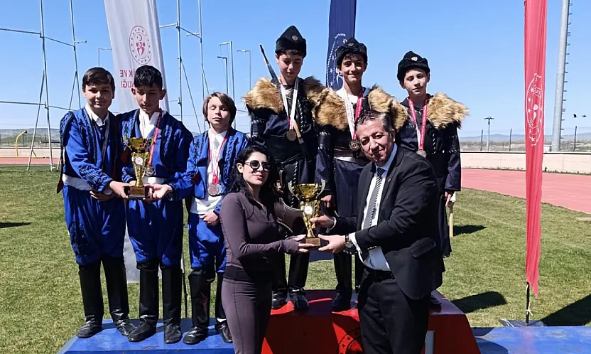 Maver Kemal Arsoy Ortaokulu Zirveyi Bırakmadı