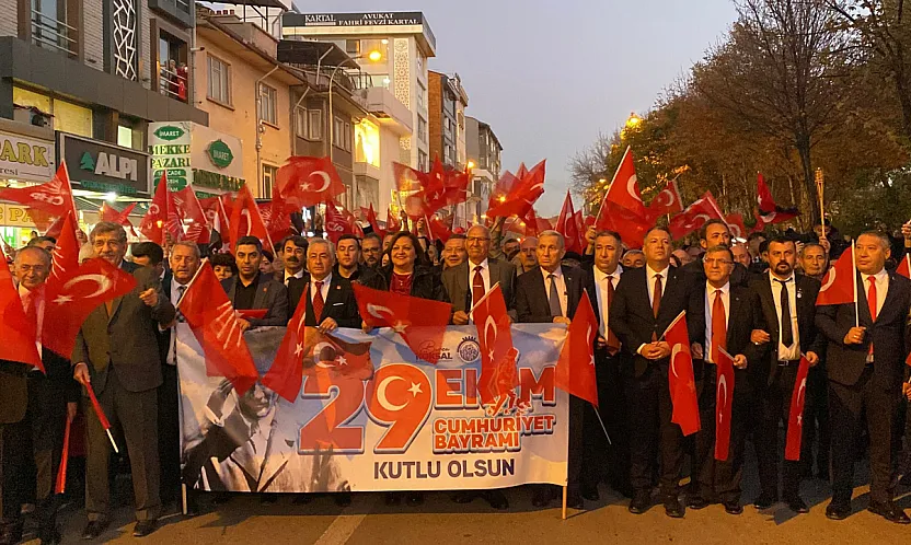 Meşaleler Yandı, Marşlar Söylendi: Afyon'da Cumhuriyet Gecesi Unutulmaz Oldu