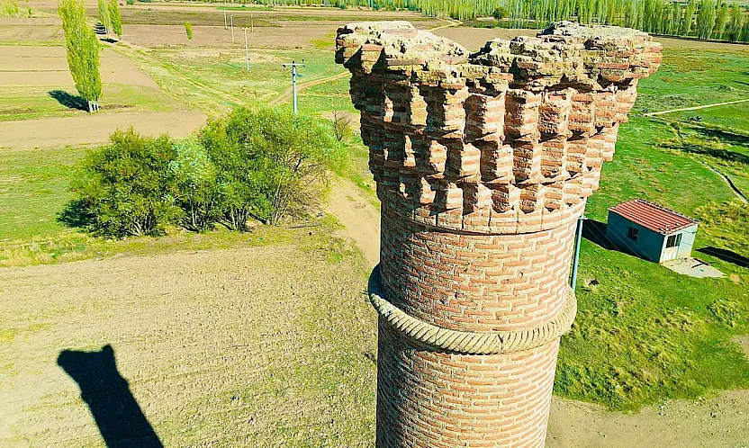 Mescidi Yanan Caminin Minaresi 200 Yılı Aşkın Süredir Zamana Meydan Okuyor