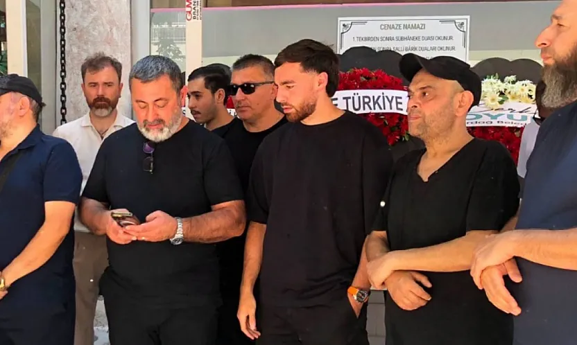Milli Futbolcu Orkun Kökçü, Anneannesinin Cenaze Namazına Katıldı