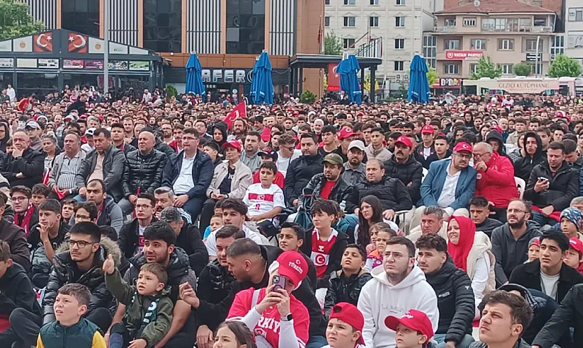 Milli Maçı Afyon'da Binlerce Kişi Birlikte İzledi