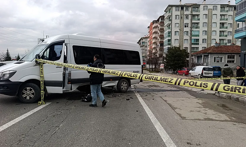 Minibüsün Altına Giren Motosikletli Ağır Yaralandı