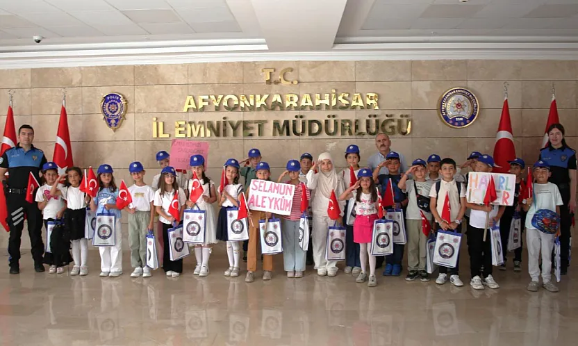 Minik Öğrenciler Emniyet Müdürünü Duygulandırdı