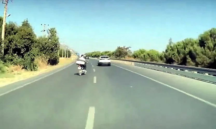 Motosiklet Bir Anda Yola Atladı, Arkadaki Sürücü Son Anda Kurtardı