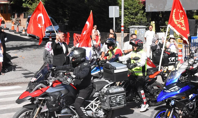 Motosiklet Tutkunları Afyonkarahisar'da 'Zafer Sürüşü' Düzenledi