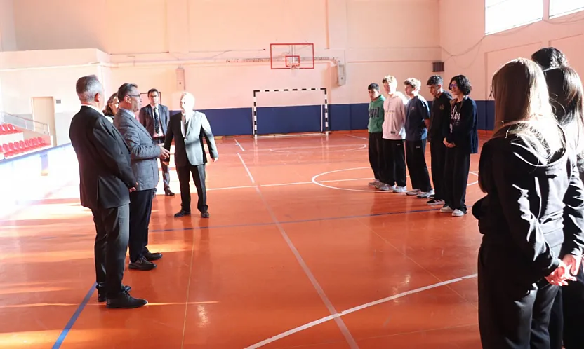 Müdür Altınkaynak Derse Girdi! Öğrencilerle Birlikte Spor Yaptı