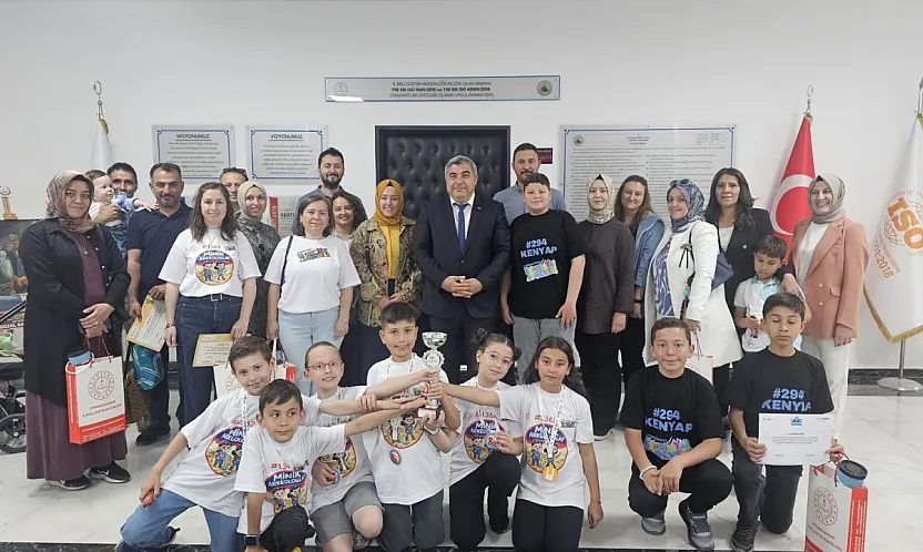 Müdür Sünnetci, Başarılı Öğrencilere Belge Verdi