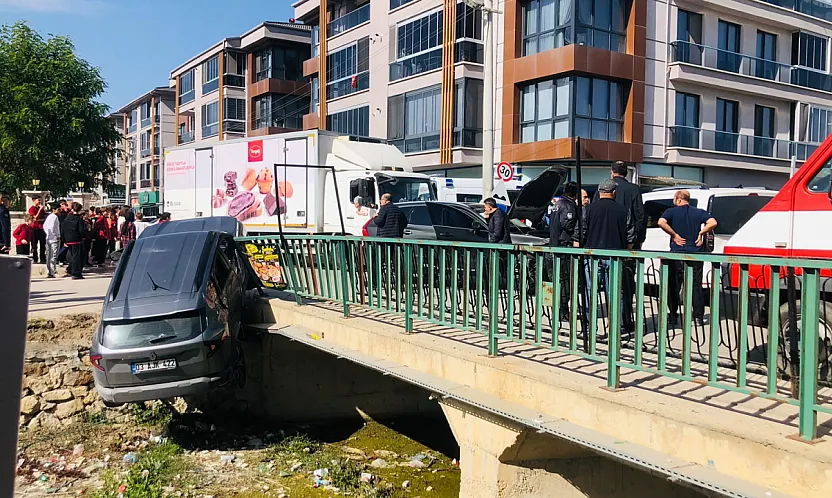 NİKO Önünde İlginç Kaza. Araç Sulama Kanalına Uçtu