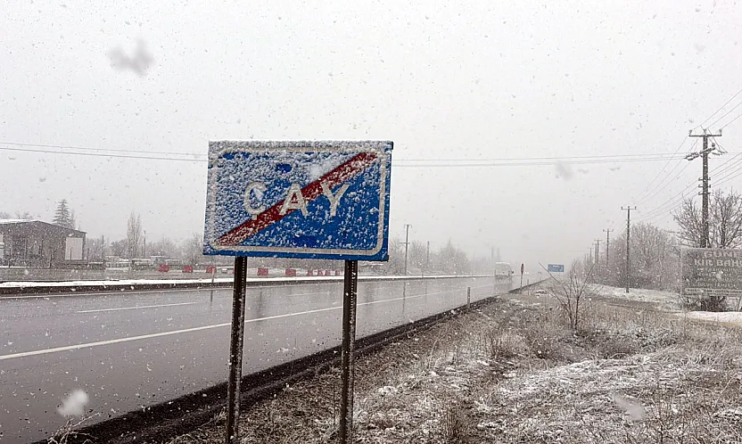 Nisan Karı Çevreyi Beyaza Bürüdü