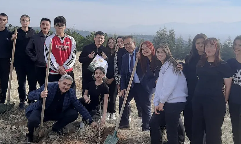 Öğretmenler Yeşil Vatan İçin Fidanlar Dikti
