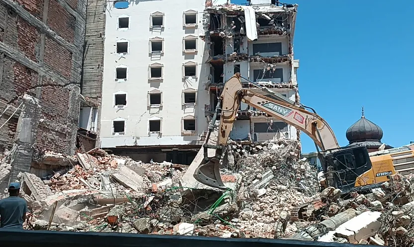 Otel Yıkımı Sürüyor, Eylül'de İş Bitecek