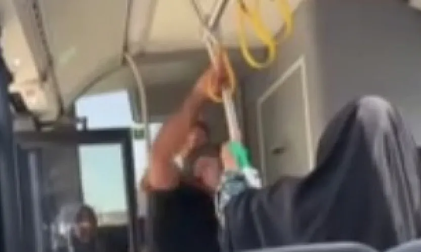 Otobüste Kavga Ettiler, Biri Otobüsten Düştü