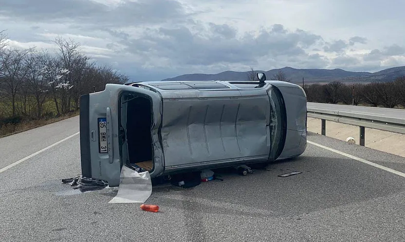 Otomobil Orta Şeritte Devrildi