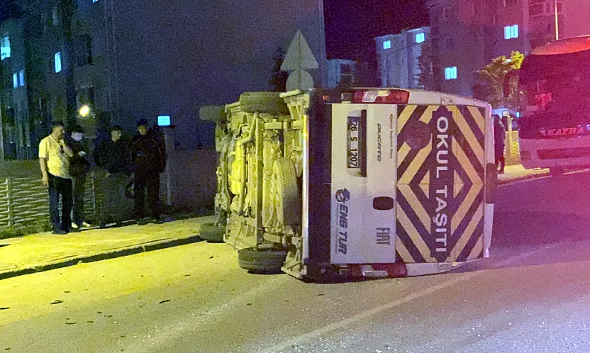 Otomobilin Çarptığı İşçi Servisi Yan Yattı: 7 Yaralı