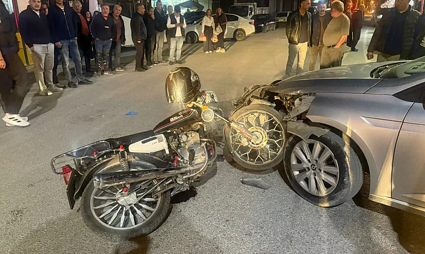 Otomobilin Motosikletle Çarpıştığı Kaza Güvenlik Kamerasında