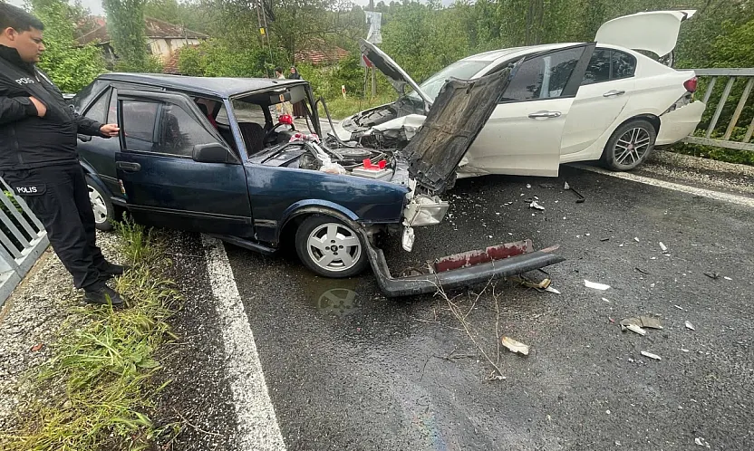 Otomobillerinin Kafa Kafaya Çarpıştığı Kazada 4 Kişi Yaralandı