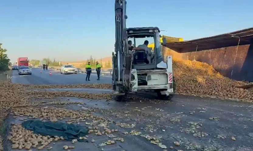 Patates yüklü Tır Devrildi: 30 Ton Patates Ziyan Oldu