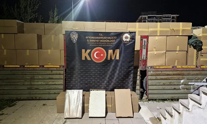 Polis 20 Milyon TL'lik Kaçak Doldurulmuş Makaron Ele Geçirdi