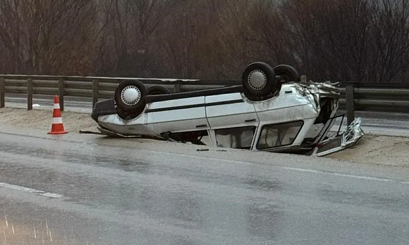Refüje Devrilen Otomobil Sürücüsü Yaralandı