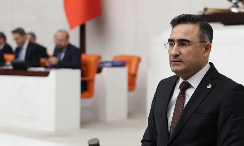 'Sağcısıyla, Solcusuyla Bu Bayrak Bizim Demeliyiz'