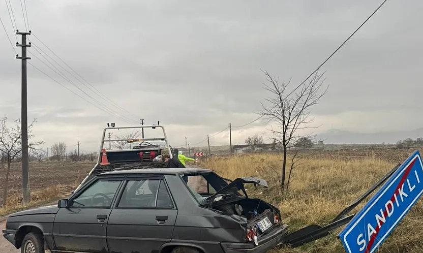 Sandıklı'da Kontrolden Çıkan Otomobil Hurdaya Döndü