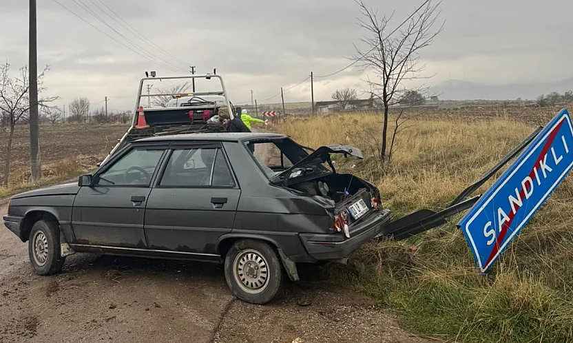 Sandıklı'da Kontrolden Çıkan Otomobil Hurdaya Döndü