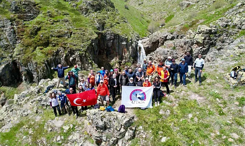 Şelaleyi Görmek İçin Yaklaşık 3 Kilometrelik Tepeye Tırmandılar