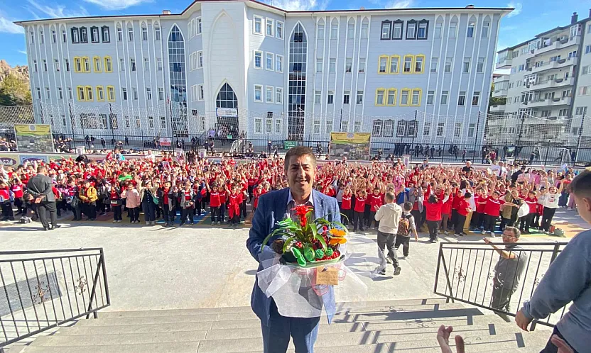 Sevilen Müdür, Krallar Gibi Karşılandı