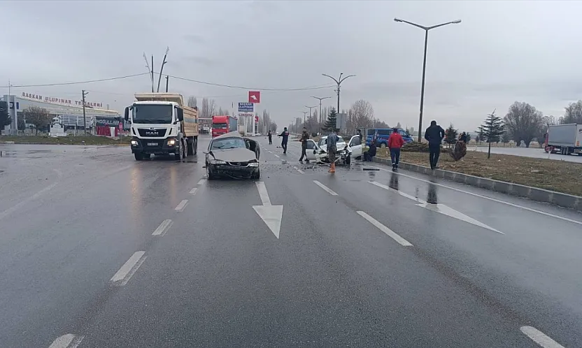 Sinanpaşa'da Can Pazarı! İki Araç Çarpıştı, Yaralılar Araçta Sıkıştı