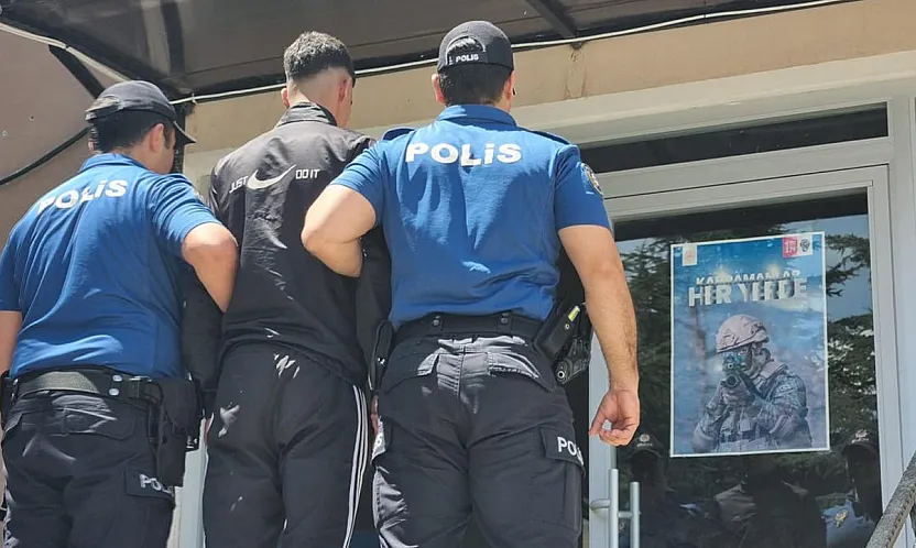 Sokakta Bıçak Çeken Genç Polisten Kaçamadı
